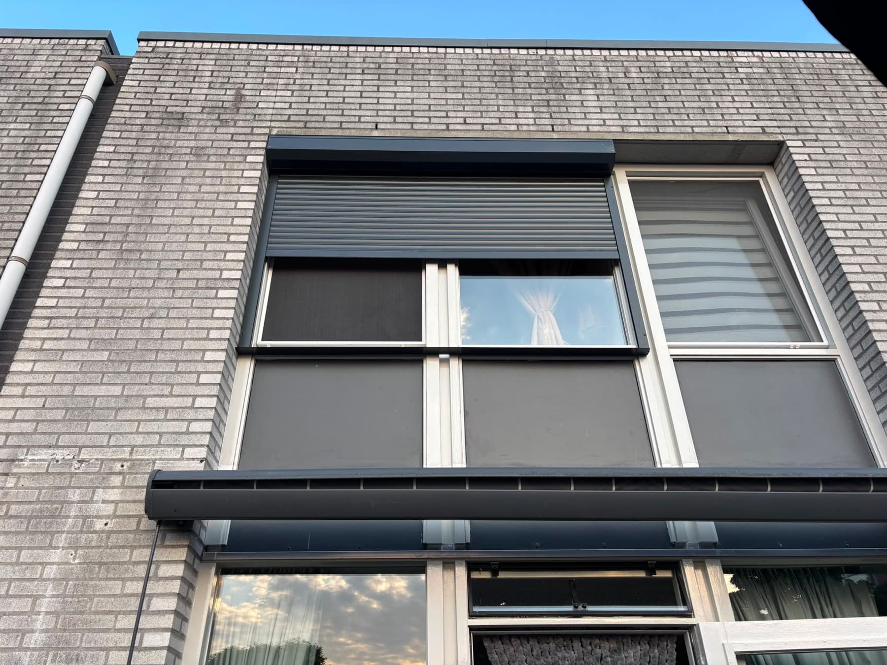 Rolluik en screen samen op één kozijn van een moderne woning