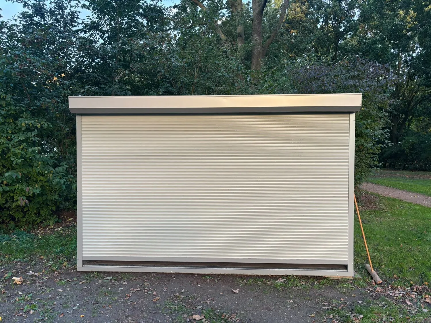 Automatenkiosk helemaal afgesloten met een groot crèmekleurig rolluik