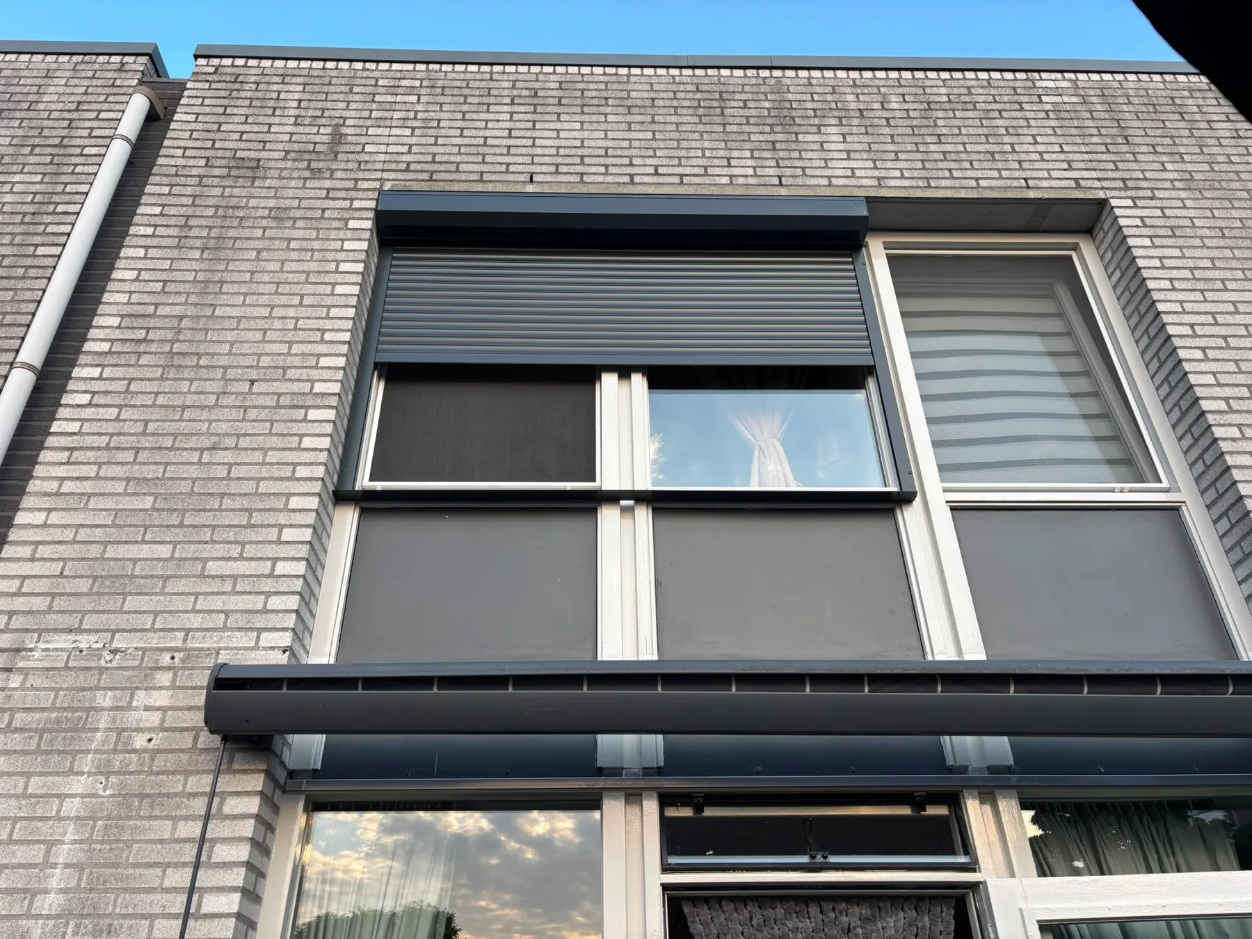 Rolluik en screen samen op één kozijn van een moderne woning